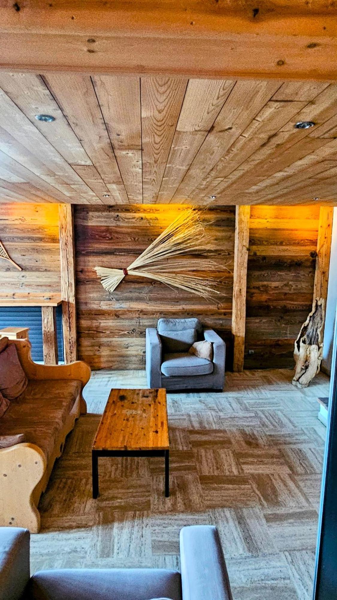1650 - Amazing Terrace Out 2s06 * Courchevel